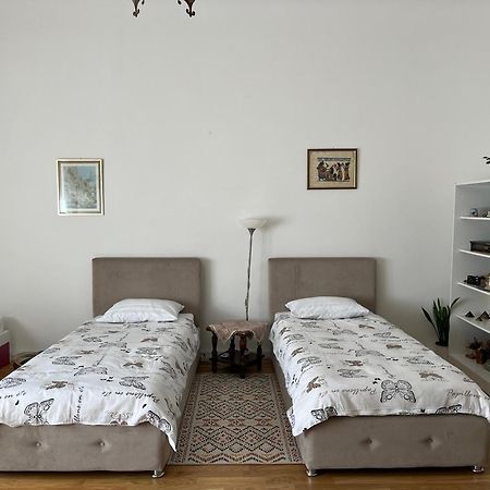 The Best Location Salon Apartment With Main Street View Saraievo Exterior foto