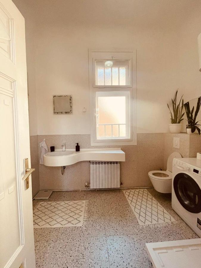 The Best Location Salon Apartment With Main Street View Saraievo Exterior foto
